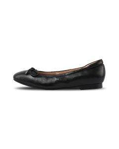 Camelle in Black