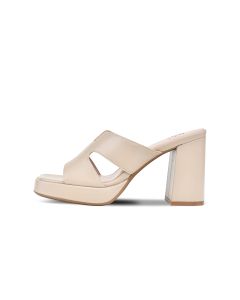 Jessi in Beige