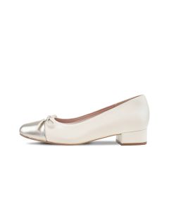 Mia in Ivory